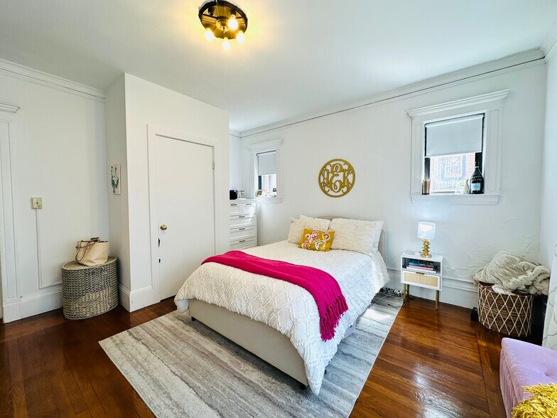 Building Photo - 458 Park Dr