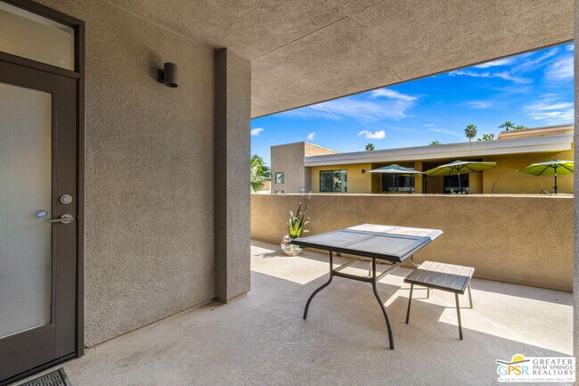 Building Photo - 930 E Palm Canyon Dr