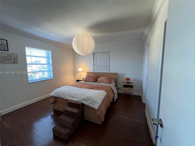 Building Photo - 900 NE 18th Ave