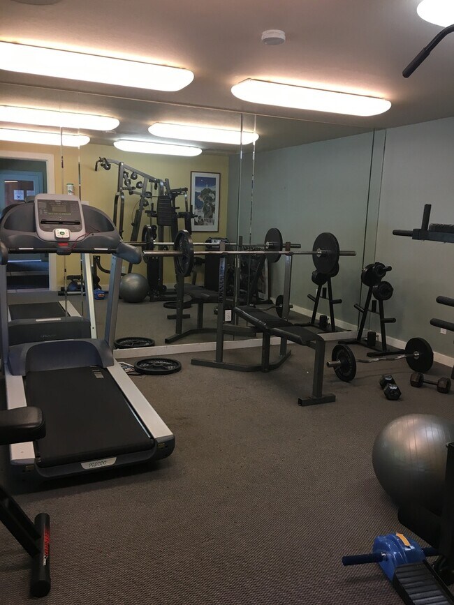 Building Photo - 2 Bedroom Ground Floor Condo in the Heart of Woodinville!