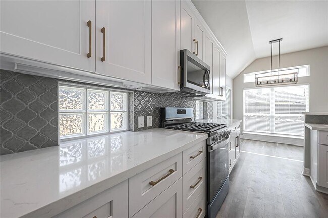 Building Photo - 6215 Suncrest Ct
