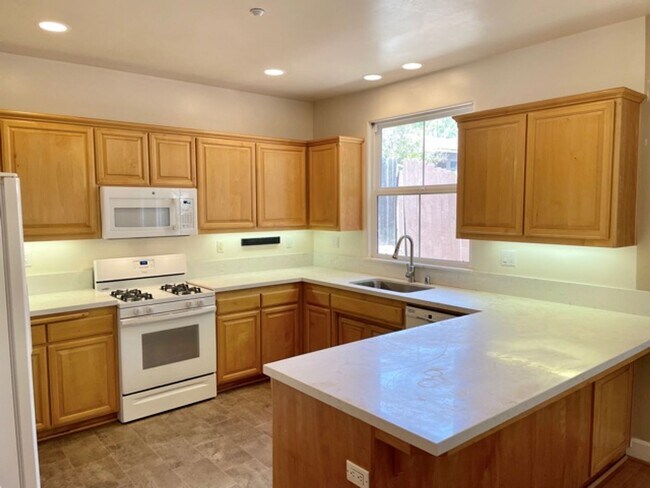 Building Photo - Newer 5 Bedroom House Close to Cal Poly