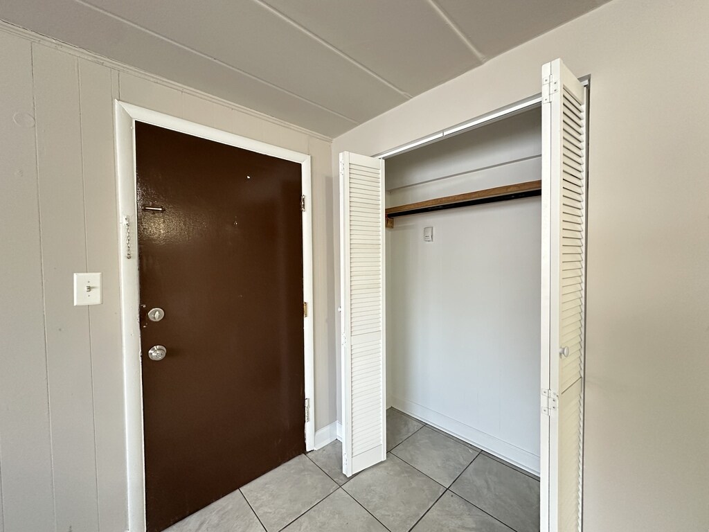 Building Photo - 9632 Ivanhoe Ave