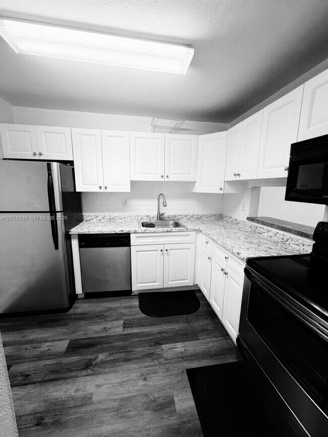 Building Photo - 5201 Geneva Ct