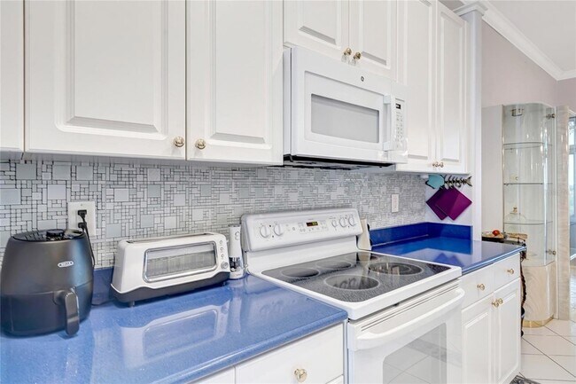 Building Photo - 2500 Castle Pines St