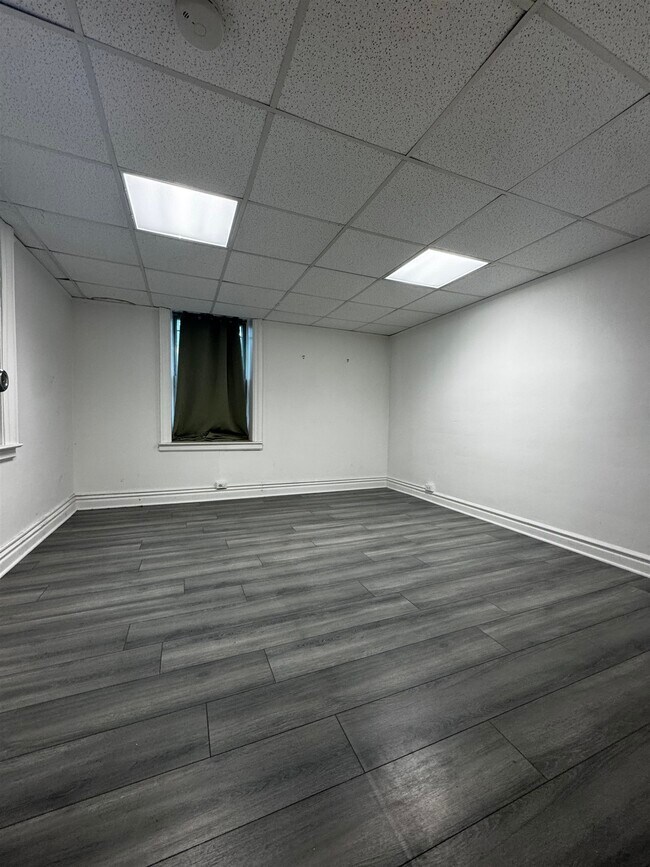 Building Photo - 250 BROAD Ave