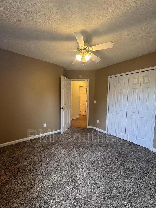 Building Photo - 115 Crossview Dr