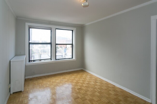 Building Photo - 736 W Belmont Ave