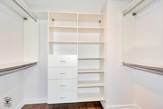 Building Photo - 200 E Delaware Pl