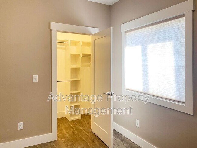 Building Photo - 122 S 21st St