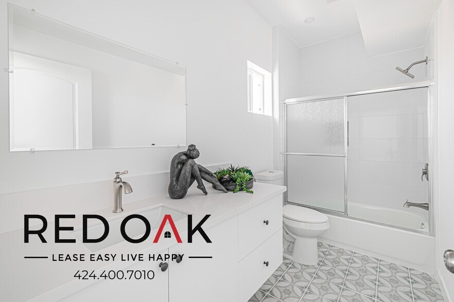 Building Photo - 11960 Vanowen St