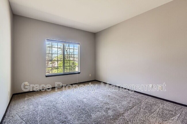 Building Photo - 8681 E Dry Creek Rd
