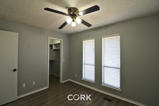 Building Photo - 708 Teal Pl