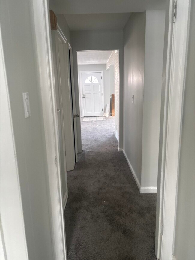 Building Photo - 4 bed 1 bath