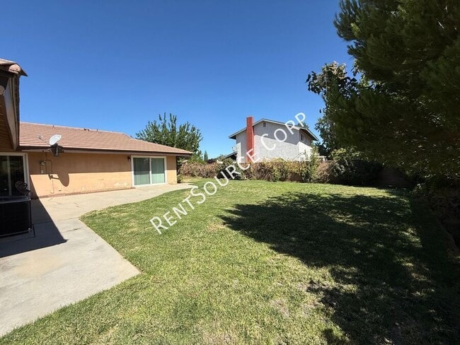 Building Photo - 39642 Country Club Dr