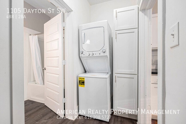 Building Photo - 1105 Dayton St SW