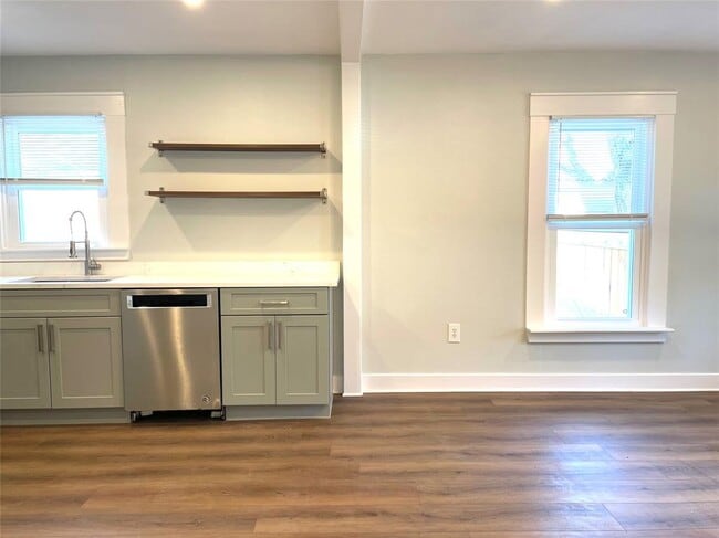 Building Photo - 807 E Riverside Dr