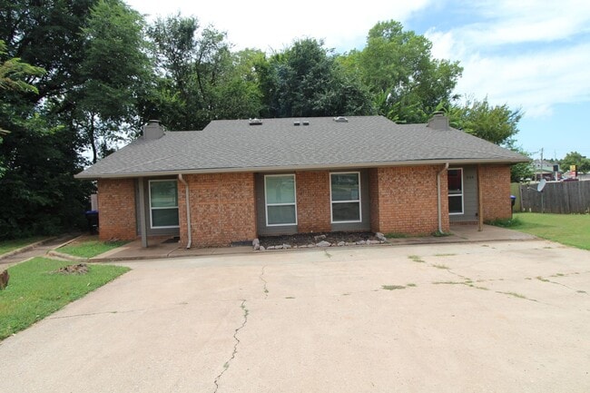 Primary Photo - 904-904 Aspen Ct