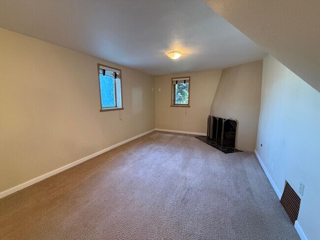 Building Photo - 2466 Montavista Pl W