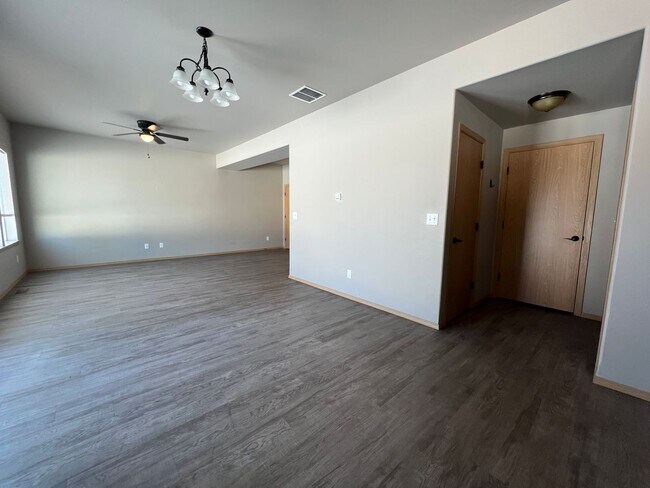 Building Photo - h703