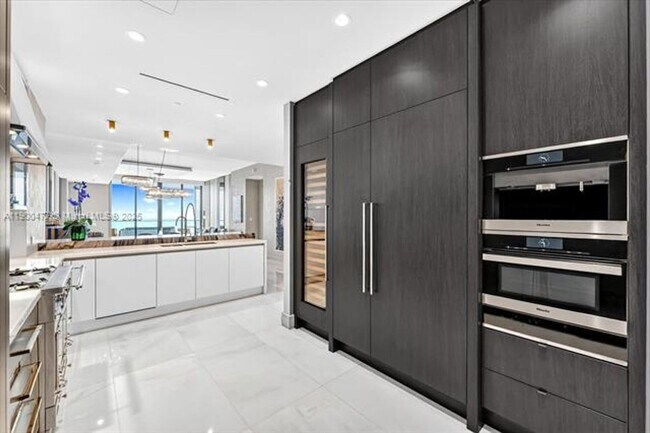 Building Photo - 17901 Collins Ave