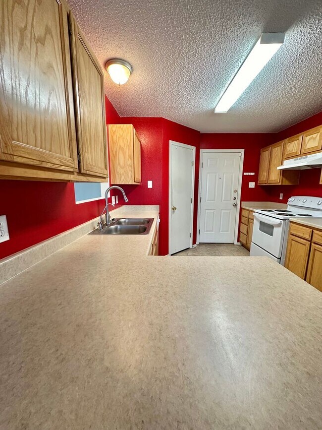 Building Photo - COMING AUGUST 2026 - 5 Bedroom Home in PaulAnn Neighborhood!
