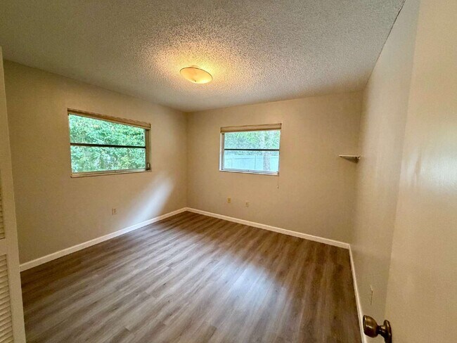 Building Photo - 423 Whispering Oaks Ct