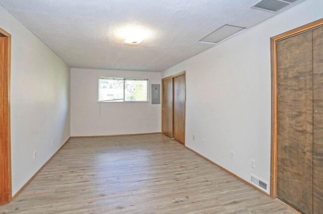 Building Photo - Spacious 4-Bedroom Home with Large Yard, Covered Patio & Garage in Lakewood