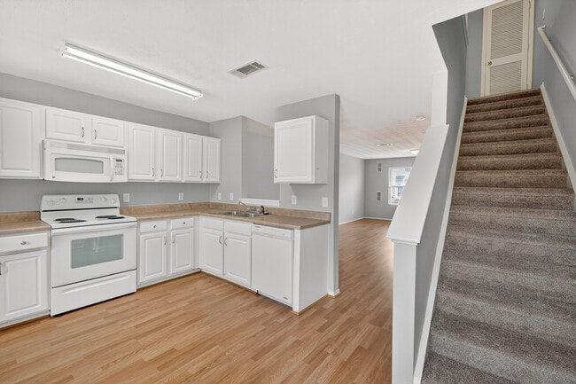 Building Photo - 1006 Halifax Ln