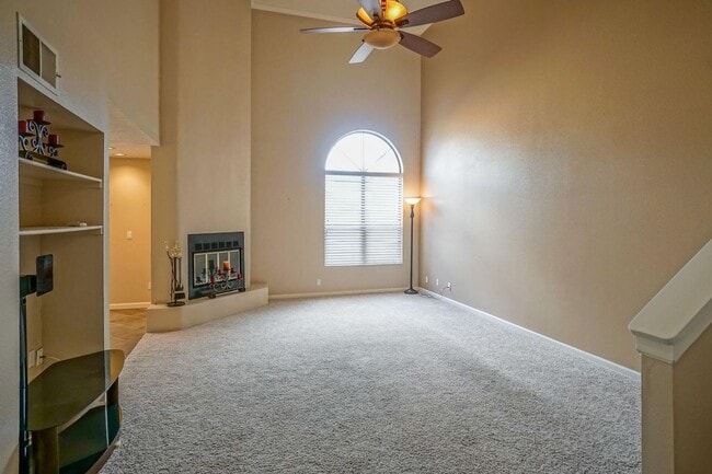 Building Photo - Amazing 3 bed 2 bath NE Heights Townhome