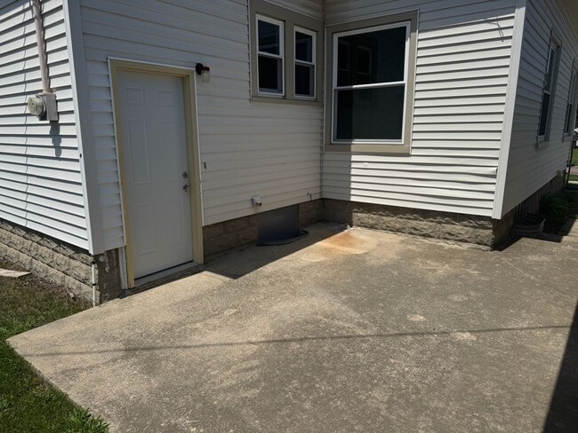 Building Photo - Newly Renovated 2 Bedroom Home Available f...
