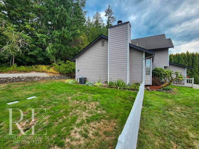 Building Photo - Spacious Tri-Level in East Bremerton | Cor...