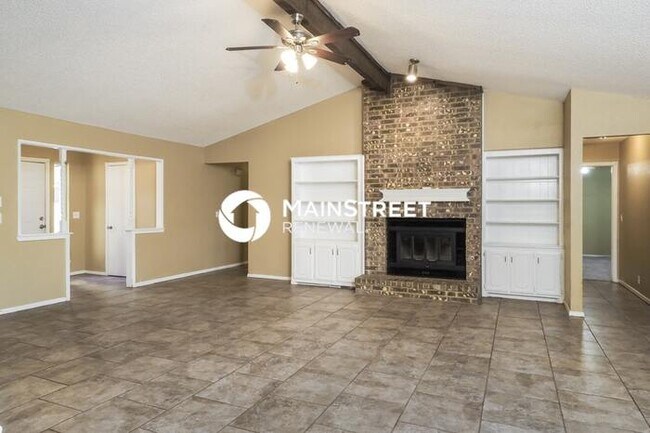 Building Photo - 4 Bedroom Pet-Friendly Home in Edmond, OK with Main Street Renewal