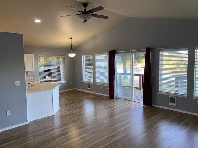 Building Photo - 348 Cockle St SW