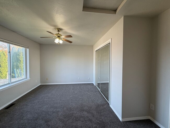 Building Photo - Great 4 bed 2 bath home with RV parking in...