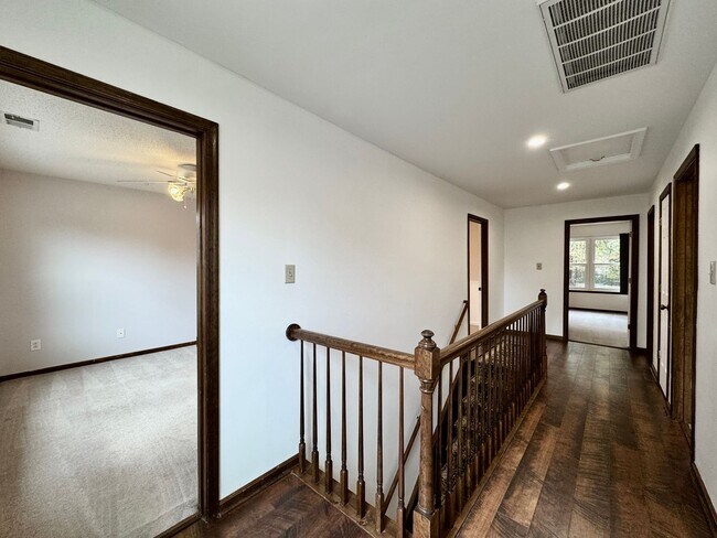 Building Photo - Ready NOW! A 4/2.5 in Glenwood! A Pet Frie...