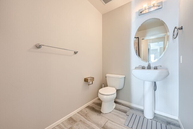 Building Photo - MOVE IN SPECIAL! $500.00 OFF 1ST MONTHS RE...