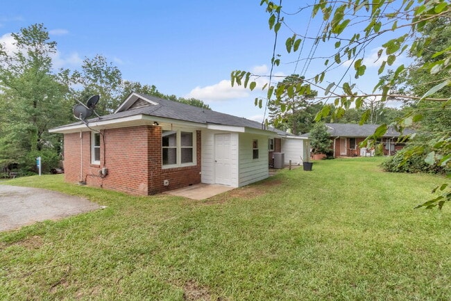Building Photo - Newly renovated 2 BR / 1 BA Duplex in hear...