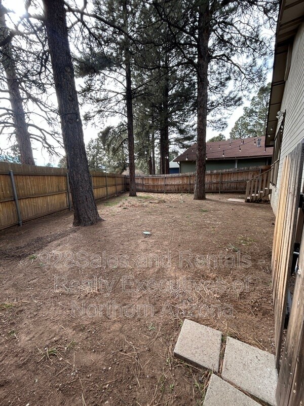 Building Photo - 6142 N Christmas Tree Ln