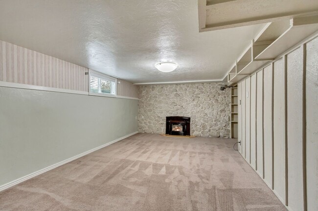 Building Photo - 2 Bedroom Basement Unit For Rent!
