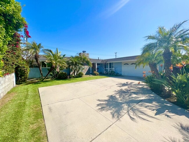 Building Photo - Spacious 3BR Single-Story Residence | Central Air, Fireplace, Private Backyard Retreat