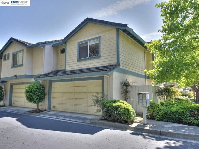 Building Photo - COMING SOON! $3,500 / 3BR - 1383 S.F. GORG...