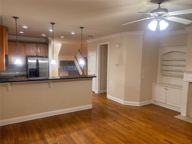 Building Photo - 4846 Lamoyne Ln