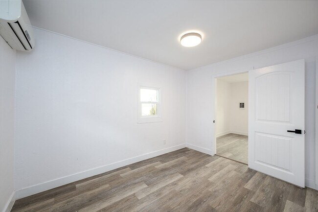 Building Photo - Detached 1 Bed 1 Bath Cottage