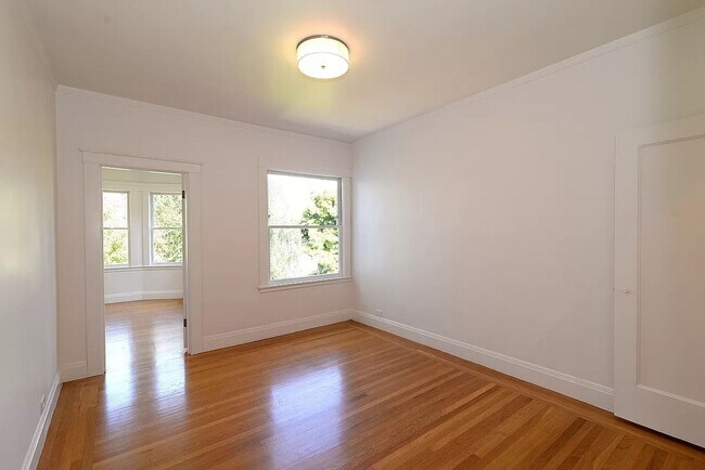 Building Photo - TOP FLOOR 3 BEDROOM FLAT