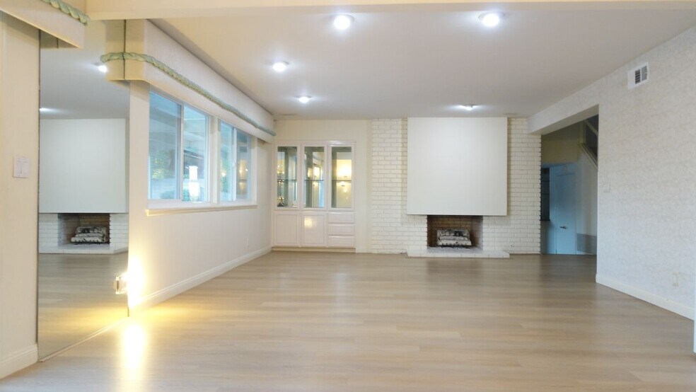 Building Photo - 1100 La Senda Dr