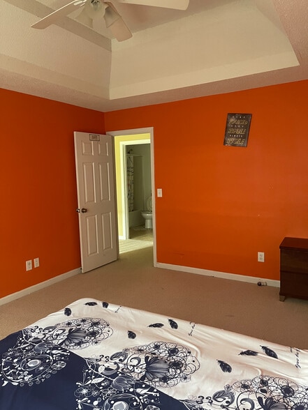 Building Photo - Room in House on Cabana Way