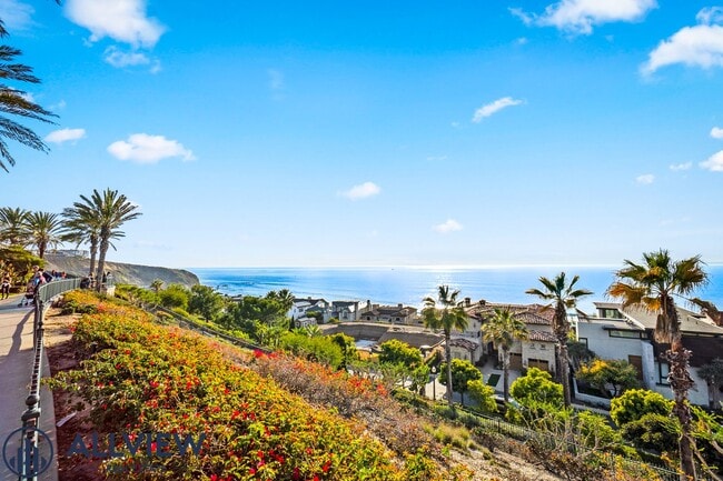 Building Photo - Remodeled 2 Bed, 2 Bath Condo with Ocean V...