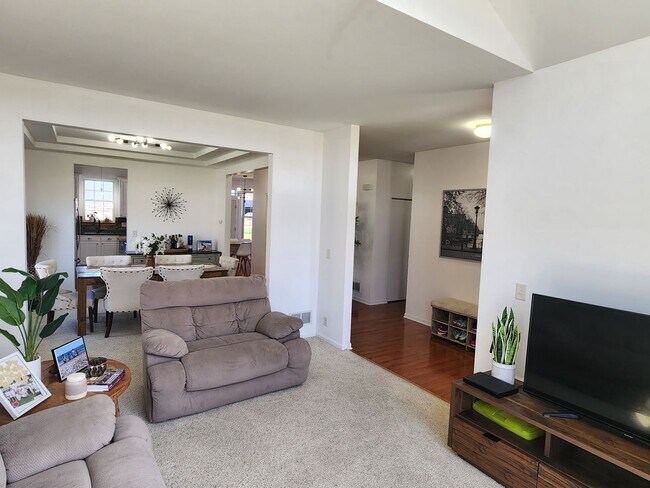 Building Photo - Kenosha 4 bedroom home