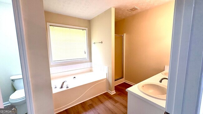 Building Photo - 2336 Pettit Dr
